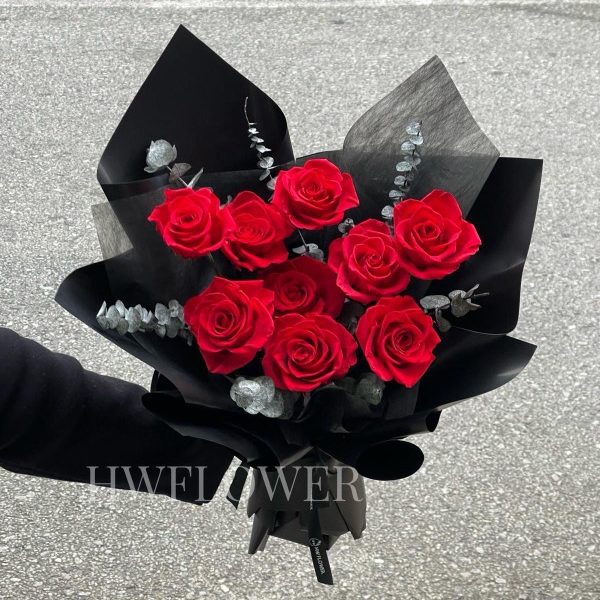 9朵紅色永生玫瑰花束，配搭尤加利葉及黑色包裝紙，浪漫高級永生花禮物