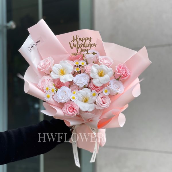 2026情人節鬱金香香皂花束全景，粉紅玫瑰白玫瑰洋甘菊