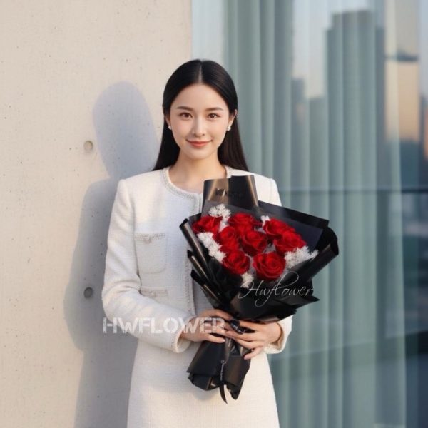 紅色永生玫瑰花束｜8 朵紅玫瑰＋永生蓬萊草｜黑色包裝｜HWFLOWER