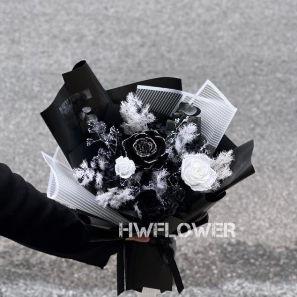【2026 情人節限定】暗黑系小香風永生花｜黑色玫瑰 × 小香風玫瑰 × 白色玫瑰｜特別女朋友首選