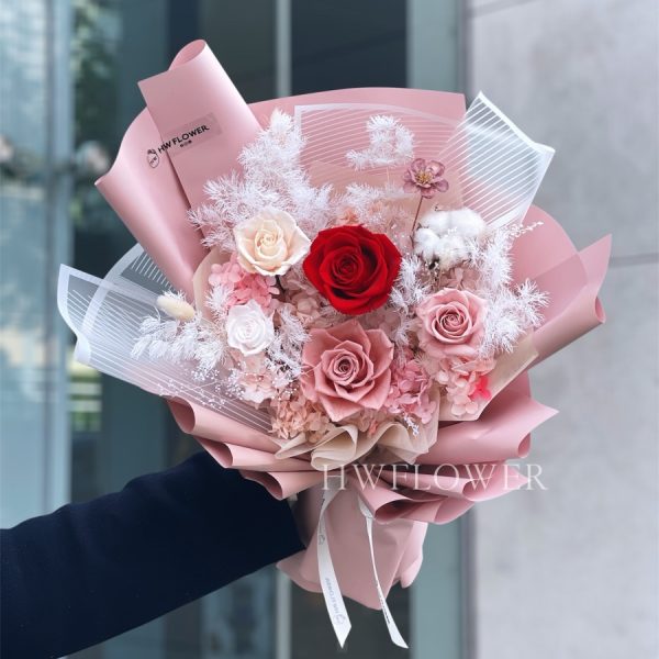 豆沙奶茶永生玫瑰花束，紅玫瑰、豆沙粉紅玫瑰及杏色玫瑰組合，保鮮花可保存一年以上，適合 2026 情人節送女朋友或太太
