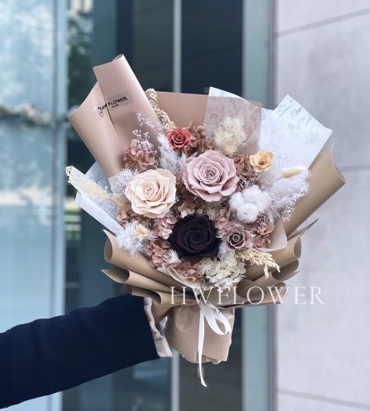 奶茶色永生玫瑰花束，真花製作的保鮮花，色調溫柔耐看，適合情人節、生日及紀念日於香港送禮