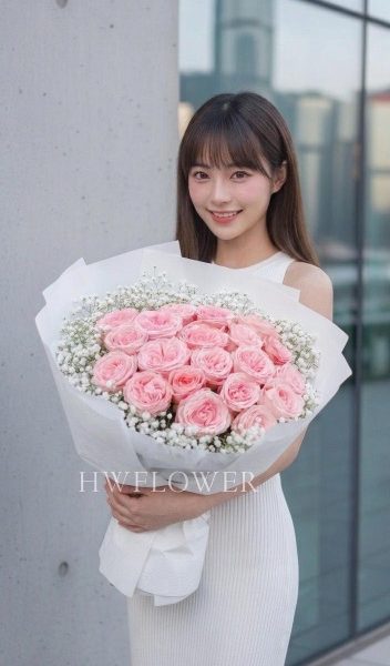 女仔手持20支Pink O’Hara粉紅玫瑰花束，外圍配滿天星，浪漫生日花束，香港花店Hwflower