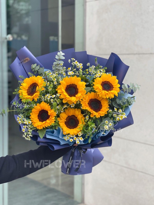 HWFLOWER 六朵巨型向日葵鮮花畢業花束展示,配搭深藍色包裝紙,香港大學畢業送花推薦