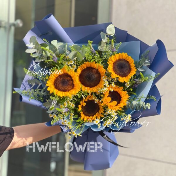 HWFLOWER 巨型向日葵畢業鮮花花束全貌，五朵向日葵配搭小雛菊及深藍色包裝，適合大學畢業送禮