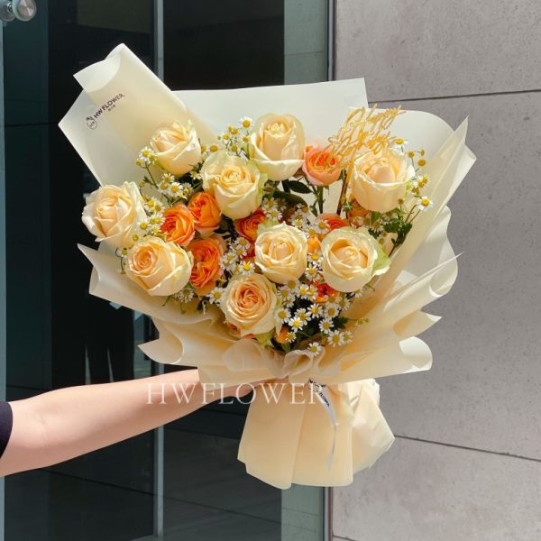 香檳玫瑰鮮花花束配橙色小玫瑰及洋甘菊,奶油色韓式包裝設計,適合生日、紀念日及畢業送禮。