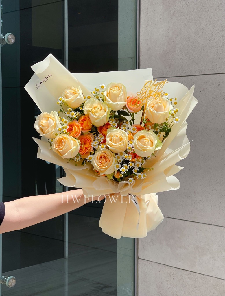 香檳玫瑰鮮花花束配橙色小玫瑰及洋甘菊,奶油色韓式包裝設計,適合生日、紀念日及畢業送禮。