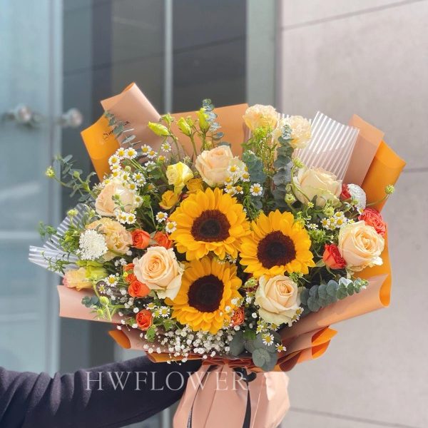 向日葵香檳玫瑰鮮花花束,以向日葵配搭香檳玫瑰、小雛菊及尤加利葉設計,象徵前程似錦、成功與祝福,適合畢業、升職、退休、榮休及得獎場合,男女均適合。