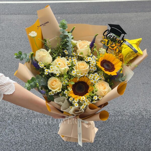 HWFLOWER 香港向日葵香檳玫瑰鮮花花束，配搭小雛菊、綠葉及流金色包裝紙，適合畢業及生日送花
