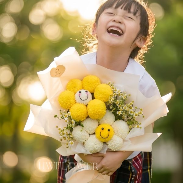 香港笑哈哈乒乓菊鮮花花束，黃色及白色乒乓菊配小雛菊，適合作為畢業花束、生日花束、Graduation Bouquet及Birthday Bouquet，由HW Flower設計。