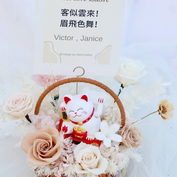 奶茶色太陽能招財貓永生花花籃，採用奶茶色、米白色及裸粉色永生花配搭太陽能招財貓，寓意招財納福、生意興隆、財源廣進，適合作為香港開張賀禮、公司喬遷、新店開幕及辦公室擺設。