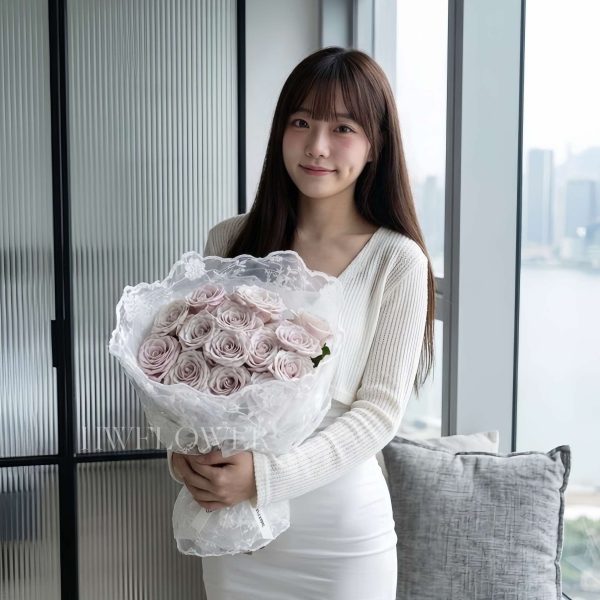 曼塔玫瑰（Manta Rose）蕾絲布藝術花束，溫柔奶茶粉色調，香港女生手持拍攝，適合情人節、生日及送禮。