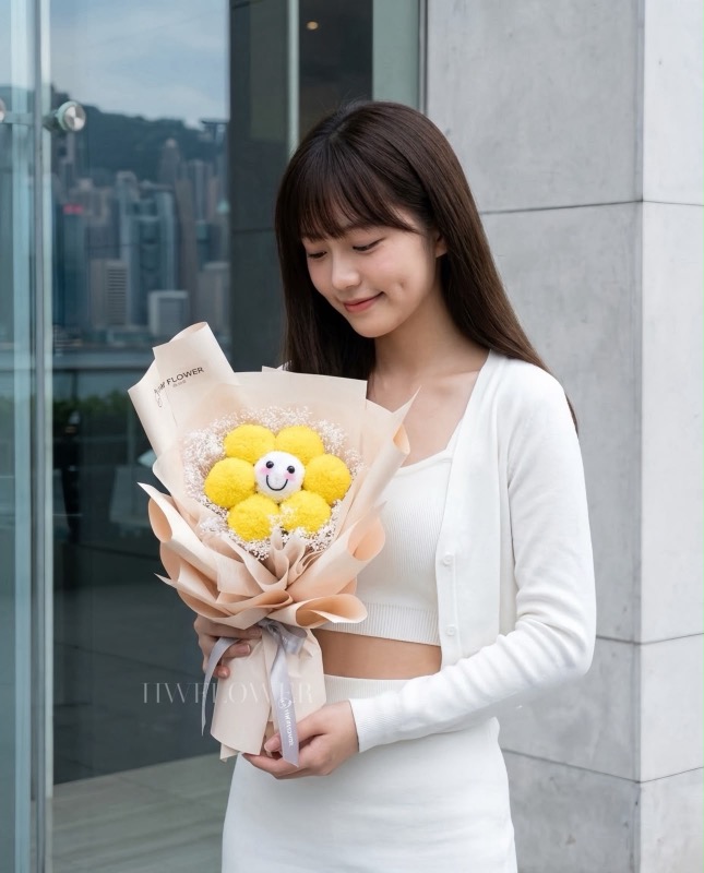 香港 HWFLOWER 保鮮花笑哈哈花束女生手持照,永生笑臉花配搭滿天星永生花材,適合送給喜歡笑容的朋友
