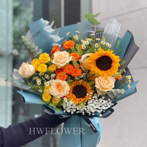HWFLOWER 向日葵鮮花畢業花束，配搭香檳色玫瑰、橙色玫瑰、黃色玫瑰及洋甘菊，藍色包裝紙