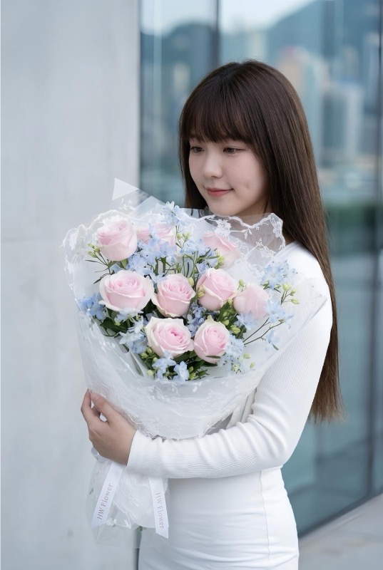 女生手持 H W Flower 粉紅玫瑰及藍色飛燕草蕾絲布花束 Girl Holding a Pink Rose and Blue Delphinium Lace Bouquet