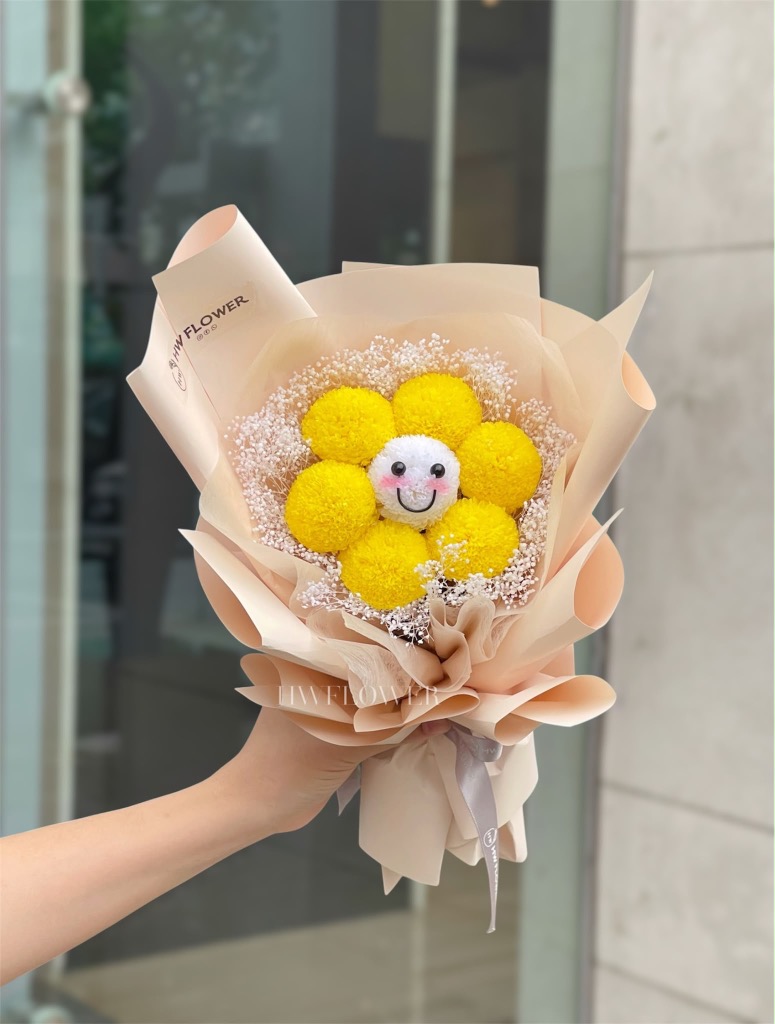 HWFLOWER 永生花笑哈哈花束,外圍配搭永生滿天星,整束花均採用永生花材製作,適合生日及送禮