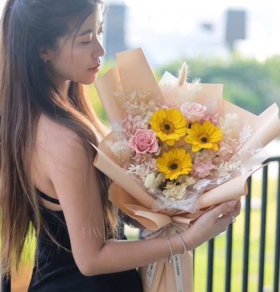 女生手持向日葵玫瑰保鮮花花束｜蕾絲布藝包裝｜HWFLOWER