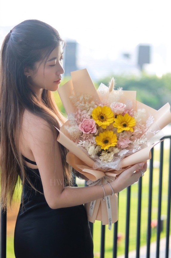 女生手持向日葵玫瑰保鮮花花束|蕾絲布藝包裝|HWFLOWER