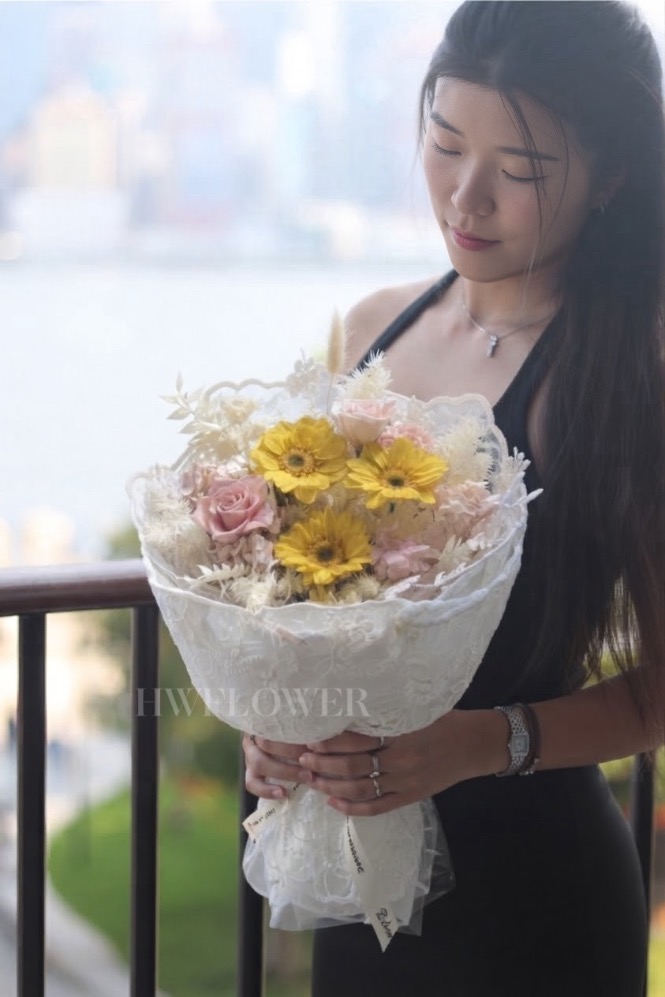 太陽花與奶茶裸粉色調玫瑰永生花花束|蕾絲布藝包裝|HWFLOWER