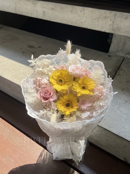 HWFLOWER 太陽花玫瑰保鮮花花束|奶茶裸粉色調蕾絲布藝包裝